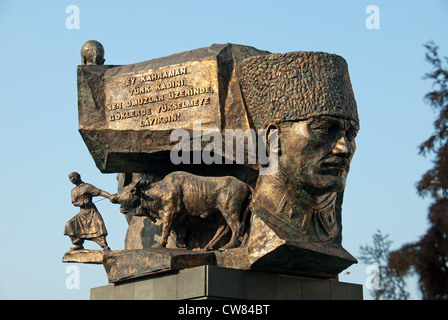 ISTANBUL, Turchia. Una statua di Ataturk in il Bosforo sobborgo di Arnavutkoy. 2012. Foto Stock