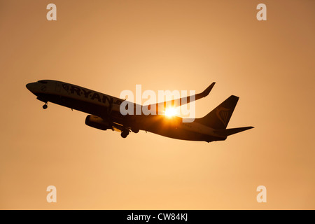 Aerei Ryanair stagliano dalla mattina presto alla luce del sole poco dopo il decollo dall'aeroporto di Leeds Bradford. Foto Stock