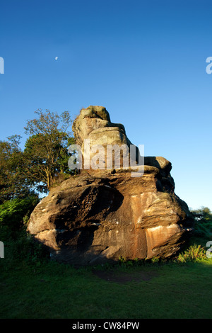 Brimham rocce naturali di bilanciamento formazioni rocciose nel North Yorkshire Dales, i bambini attivi e i turisti in visita presso il National Trust sito con holidayin Foto Stock