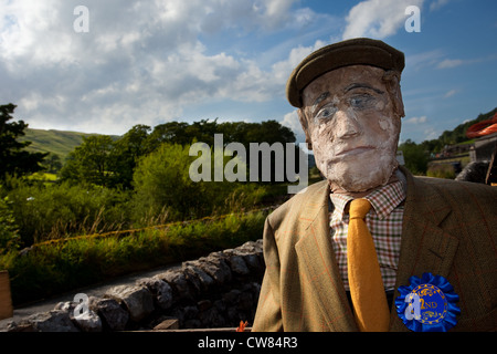 Agricoltura isolato Tory Tweed spaventapasseri nello Yorkshire Regno unito; il 2012 Kettlewell annuale festival Spaventapasseri, Superiore Wharfdale, North Yorkshire Dales, REGNO UNITO Foto Stock