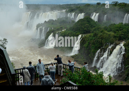 Iguasu cade in Brasile. Uno dei più grandi cascate del mondo con molte diverse cascate creando una spettacolare scena. Foto Stock