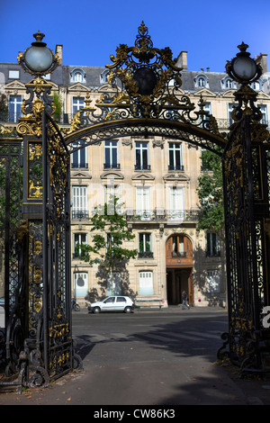 Un gate del Parc Monceau. Dietro un Haussmann's edificio, Parigi, Ile de France, Francia, Europa UE Foto Stock