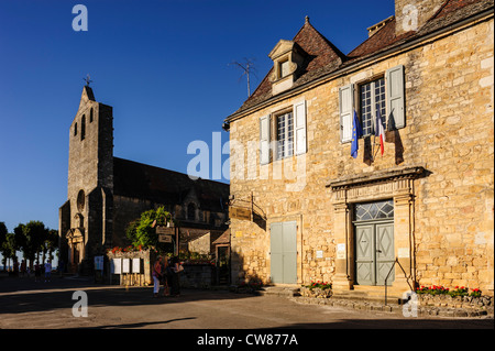 Domme, Dordogne, Aquitaine, Francia. Municipio e Chiesa sulla piazza centrale Foto Stock