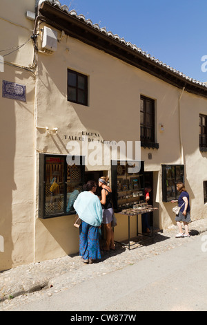 Negozi turistici all'interno dei terreni del famoso Palazzo dell'Alhambra di Granada Spagna Foto Stock