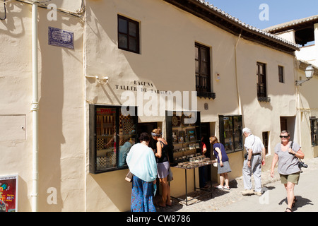 Negozi turistici all'interno dei terreni del famoso Palazzo dell'Alhambra di Granada Spagna Foto Stock