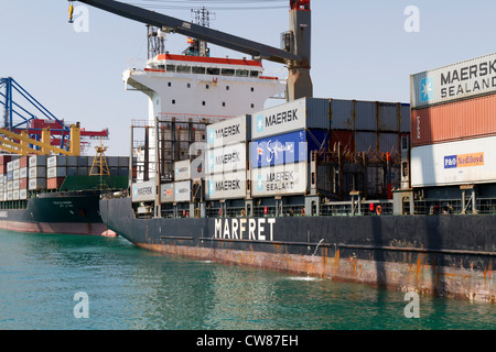 Grandi navi portacontainer vengono caricate e scaricate nel porto di Malaga Spagna Foto Stock