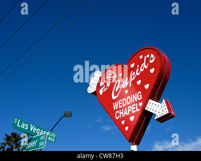 Cupido Wedding Chapel cuore rosso segno freccia al Neon di Las Vegas Blvd & Hoover Ave Via Segni Las Vegas Nevada USA
