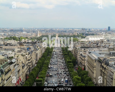 Una vista del Louvre e guardando verso il basso gli Champs Elysees dalla sommità del Arc de Triomph Foto Stock