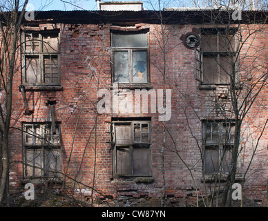 Vecchio intavolato windows su un muro di mattoni nel bisogno o riparazioni Foto Stock