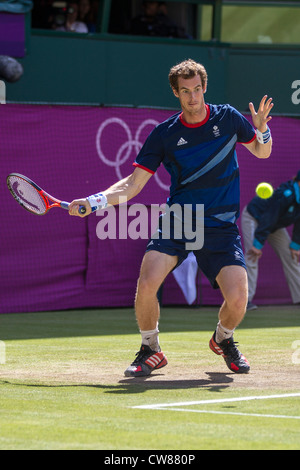 Andy Murray (GBR) vince la medaglia d'oro nel tennis maschile in finale le Olimpiadi estive di Londra, 2012 Foto Stock