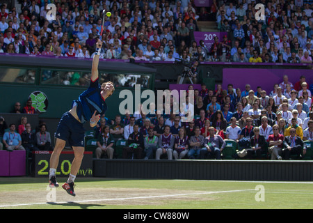 Andy Murray (GBR) vince la medaglia d'oro nel tennis maschile in finale le Olimpiadi estive di Londra, 2012 Foto Stock