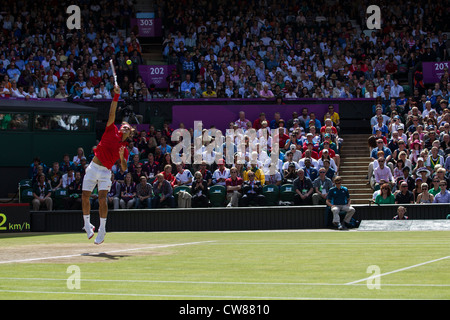 Roger Federer (SUI) vince la medaglia d argento nel tennis maschile in finale le Olimpiadi estive di Londra, 2012 Foto Stock