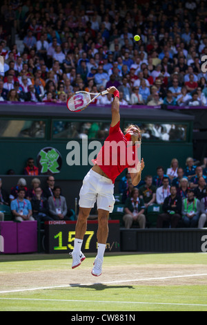 Roger Federer (SUI) vince la medaglia d argento nel tennis maschile in finale le Olimpiadi estive di Londra, 2012 Foto Stock