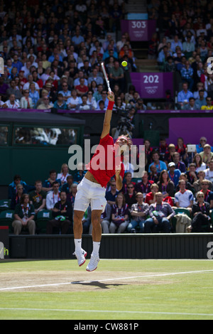 Roger Federer (SUI) vince la medaglia d argento nel tennis maschile in finale le Olimpiadi estive di Londra, 2012 Foto Stock