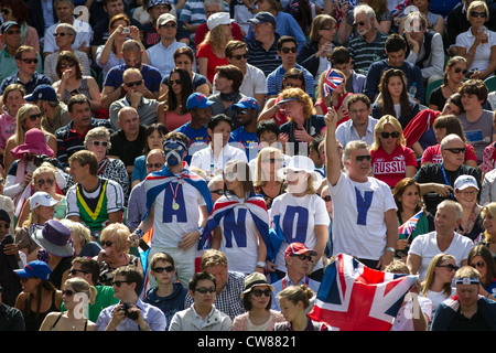 Andy Murray (GBR) vince la medaglia d'oro nel tennis maschile in finale le Olimpiadi estive di Londra, 2012 Foto Stock