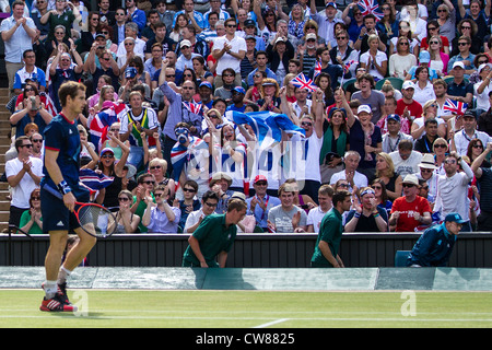 Andy Murray (GBR) vince la medaglia d'oro nel tennis maschile in finale le Olimpiadi estive di Londra, 2012 Foto Stock