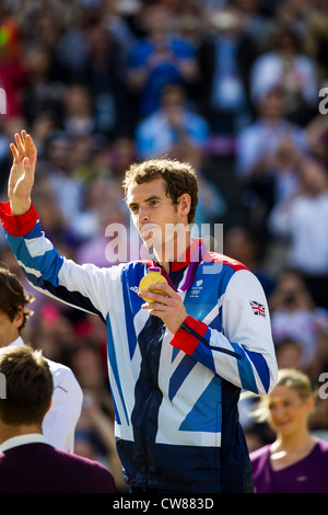 Andy Murray (GBR) vince la medaglia d'oro nel tennis maschile in finale le Olimpiadi estive di Londra, 2012 Foto Stock