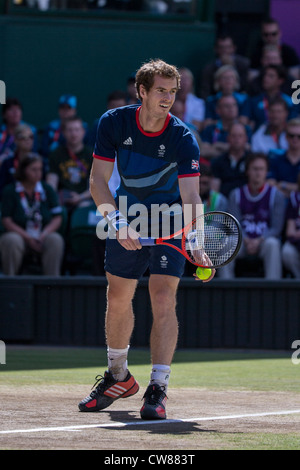 Andy Murray (GBR) vince la medaglia d'oro nel tennis maschile in finale le Olimpiadi estive di Londra, 2012 Foto Stock