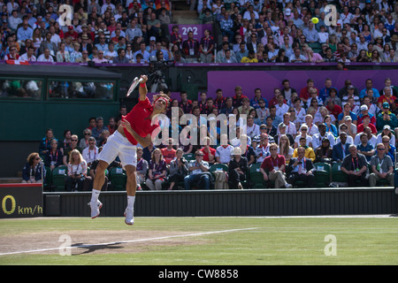 Roger Federer (SUI) vince la medaglia d argento nel tennis maschile in finale le Olimpiadi estive di Londra, 2012 Foto Stock