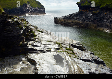 Boscastle, Cornwall - rocce e scogliere a picco in ingresso all'ingresso che conduce al porto. Geologia Delabole principalmente ardesia Foto Stock