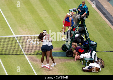 Serena e Venus Williams (USA) vincere la medaglia d'oro nel tennis femminile doppio alla Olimpiadi estive, Londra 2012 Foto Stock