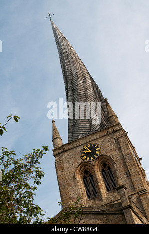 La guglia storta chiesa in Chesterfield, Derbyshire Regno Unito Inghilterra Foto Stock