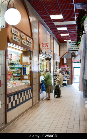 Gli amanti dello shopping al mercato coperto di Chesterfield, Derbyshire Regno Unito Inghilterra Foto Stock