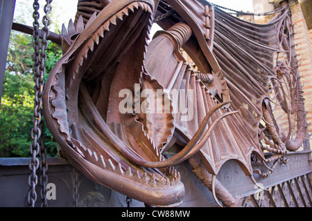 Barcellona Pavellons de la Finca Güell dettaglio del drago sul gate di Antoni Gaudi Foto Stock