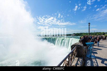 I turisti la visualizzazione di ferro di cavallo cade dal lato canadese, Niagara Falls, Ontario, Canada Foto Stock