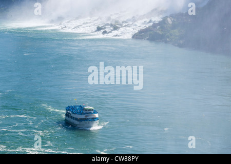 La Domestica della Foschia tour in barca di fronte all'American cade visto dal lato canadese, Niagara Falls, Ontario, Canada Foto Stock