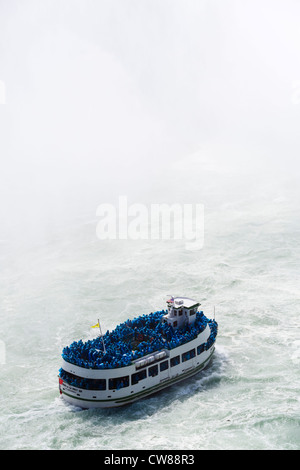 La Domestica della Foschia tour in barca nella parte anteriore del ferro di cavallo cade visto dal lato canadese, Niagara Falls, Ontario, Canada Foto Stock