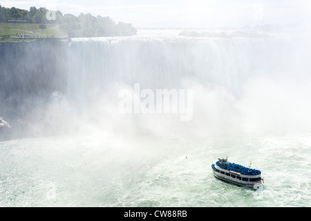 La Domestica della Foschia tour in barca nella parte anteriore del ferro di cavallo cade visto dal lato canadese, Niagara Falls, Ontario, Canada Foto Stock