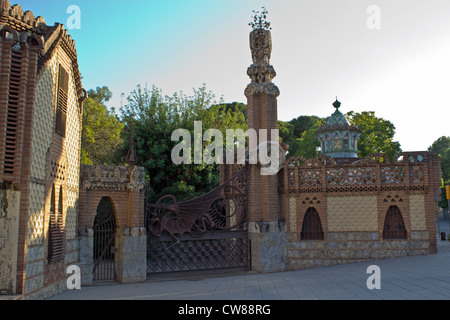 Barcellona Pavellons de la Finca Güell dettaglio del drago sul gate di Antoni Gaudi Foto Stock