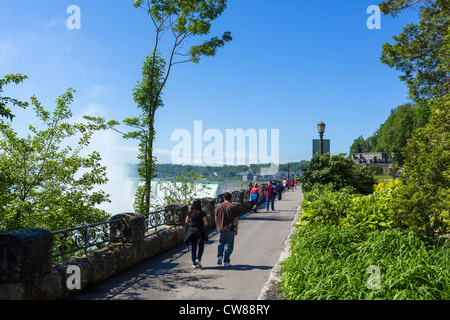 Turisti sul percorso a ferro di cavallo cade sul lato Canadese, Niagara Falls, Ontario, Canada Foto Stock