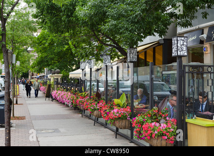 Gli impiegati hanno il pranzo in un ristorante di Front Street nel quartiere degli affari di Toronto, Ontario, Canada Foto Stock