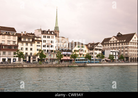 Zurigo, Svizzera. Gli edifici del centro sul fiume Limmat, Old Town. Foto Stock