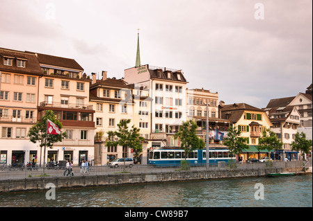 Zurigo, Svizzera. Downtown edifici sul fiume Limmat, Waterfront, Old Town. Foto Stock