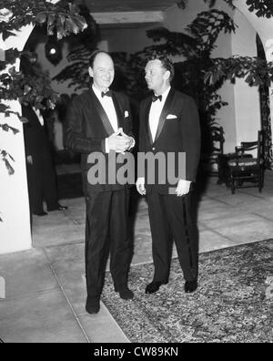 Attore britannico John Geilgud pone con John Lane presso Everglades Club, Palm Beach, Florida, ca 1960 Foto Stock