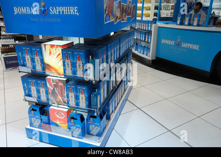 Bombay Sapphire Gin al Duty Free al Terminal 5 di Londra Heathrow REGNO UNITO Foto Stock