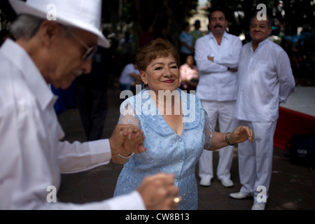 La gente ballare Danzon nella piazza principale di Oaxaca, Messico, Luglio 7, 2012. Foto Stock