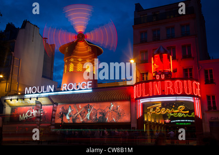 Moulin Rouge, francese per il rosso mulino, è un cabaret nell'area di Pigalle di Parigi, Francia Foto Stock