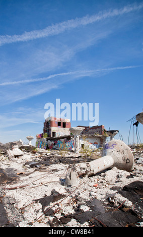 Il tetto di una vettura abbandonata impianto di fabbricazione in Detroit Michigan. Il soffitto supporti hanno rovesciato graffiti sui muri Foto Stock