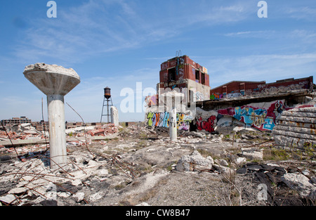 Il tetto di una vettura abbandonata impianto di fabbricazione in Detroit Michigan. Il soffitto supporti hanno rovesciato graffiti sui muri Foto Stock