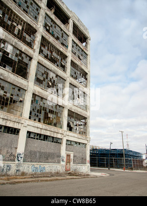 Esterno di una abbandonata fabbrica di automobili a Detroit Michigan. Le finestre sono rotte e non ci sono i graffiti sulle pareti. Foto Stock