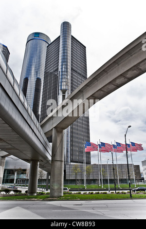 Detroit Renaissance Center come visto da street view. Prospettiva interessante con la passerella e People Mover in primo piano. Foto Stock