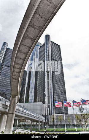 Detroit Renaissance Center come visto da street view. Prospettiva interessante con la passerella e People Mover in primo piano. Foto Stock