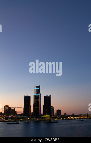 Detroit Michigan STATI UNITI D'AMERICA skyline come visto da Windsor in Ontario. È estate ed è il tramonto. Foto Stock
