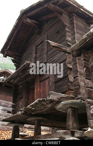 Zermatt, Svizzera. Il quartiere storico di Zermatt con vecchie case. Foto Stock