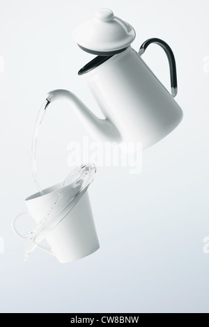 Versare acqua nella tazza, manipolato digitalmente Foto Stock