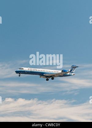 Regno Express (Skywest Airlines) piano Bombardier CRJ-700 jet regionale air liner su approccio finale per l'atterraggio. Foto Stock